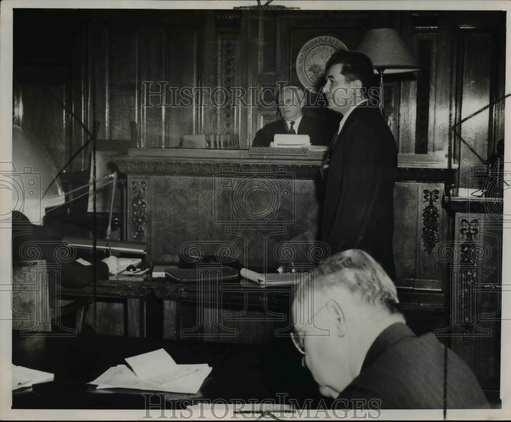 1941 Press Photo Ex Gov Frank J Lausche in court of Common Pleas- Historic Images