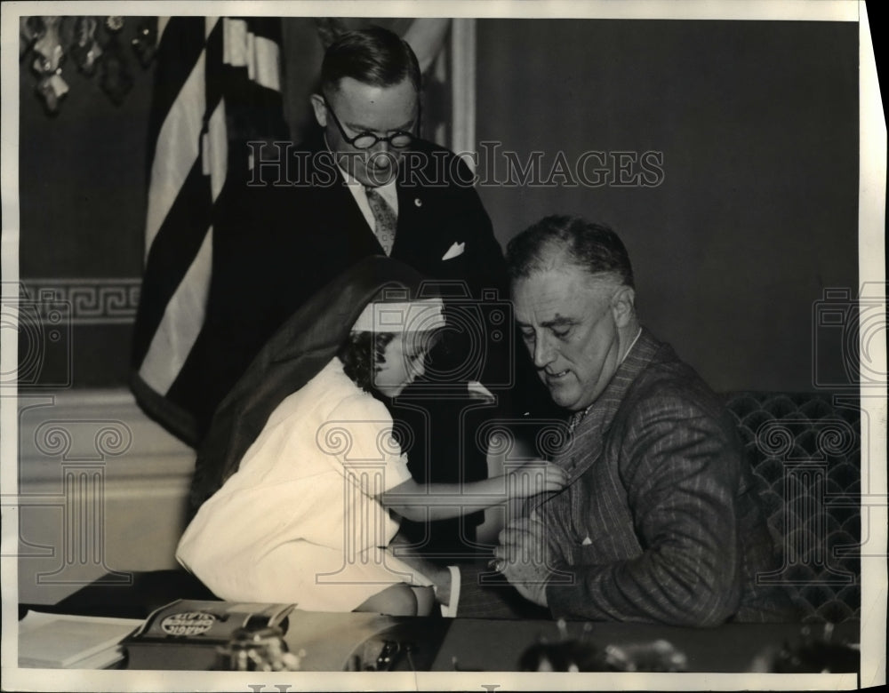 1934 Press Photo Chief executive gets red cross button - cvb11318- Historic Images