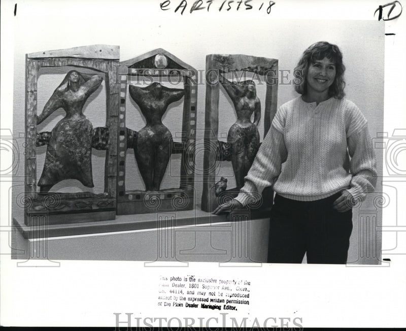 Load image into Gallery viewer, 1988 Press Photo Charlotte Lees &amp; her sculptures at Play House Gallery
