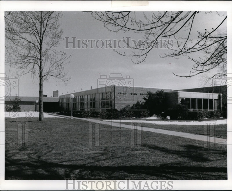 Load image into Gallery viewer, 1973 Press Photo Euclid Public Library, Ohio - cvb12646
