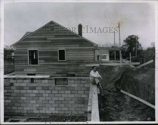 1954 Press Photo Builder Ed Gilbert Surveys Idle Scene at Southgate Homes- Historic Images