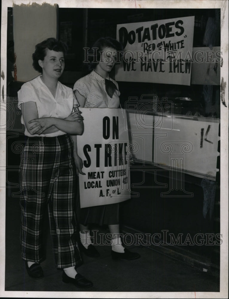 1952 Press Photo Rosemary Brindza &amp; Anna Mae Marinak striking Food Town workers- Historic Images