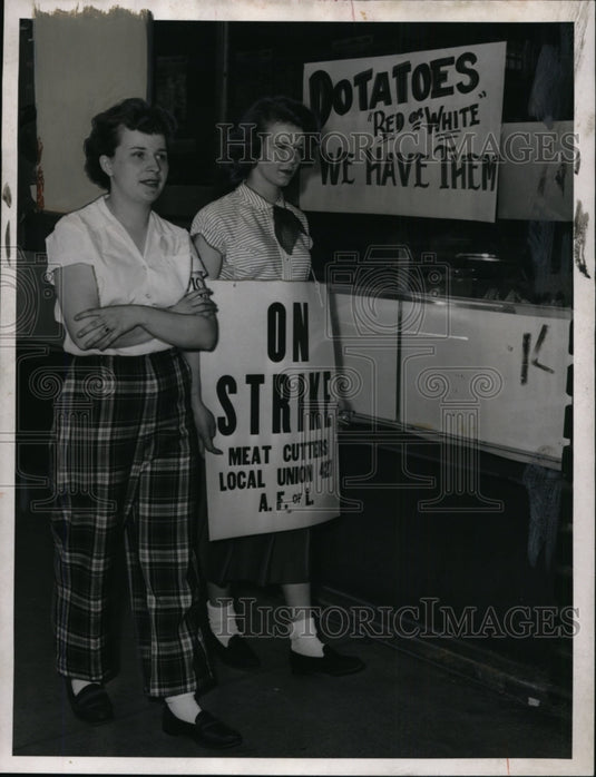 1952 Press Photo Rosemary Brindza & Anna Mae Marinak striking Food Town workers- Historic Images