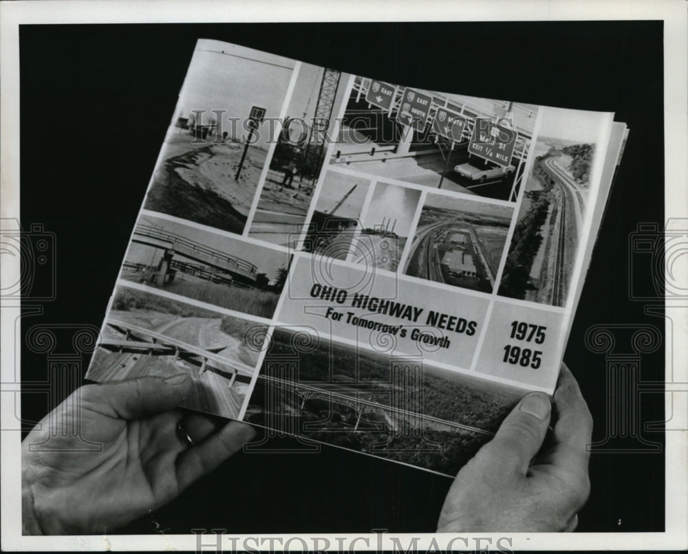 1967 Press Photo Little booklet just produced by the State Highway Department- Historic Images