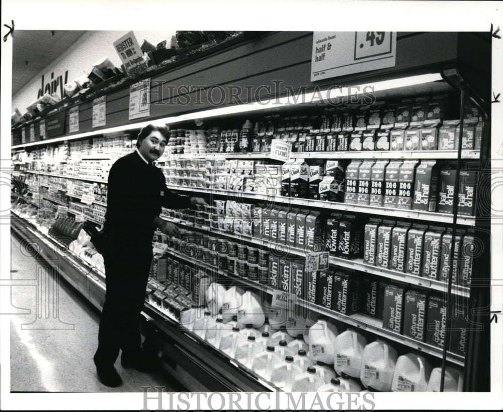 1986 Press Photo Manager Jim Barlock checks his shelves - cvb13862