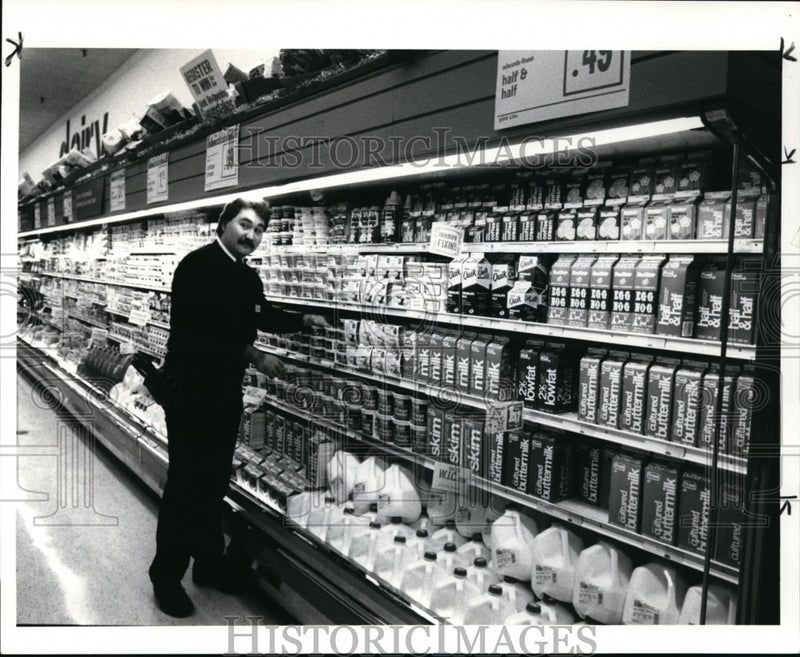 Load image into Gallery viewer, 1986 Press Photo Manager Jim Barlock checks his shelves - cvb13862
