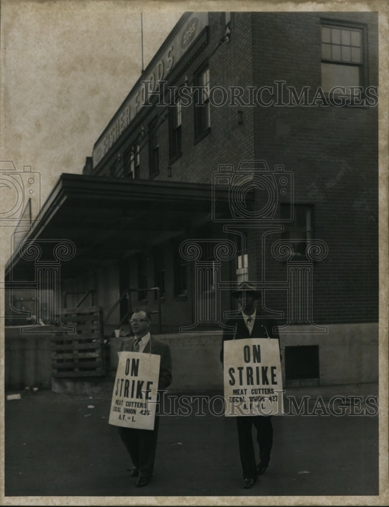 1952 Press Photo Pickets at Fisheries Warehouse on E40th St - cvb14102- Historic Images