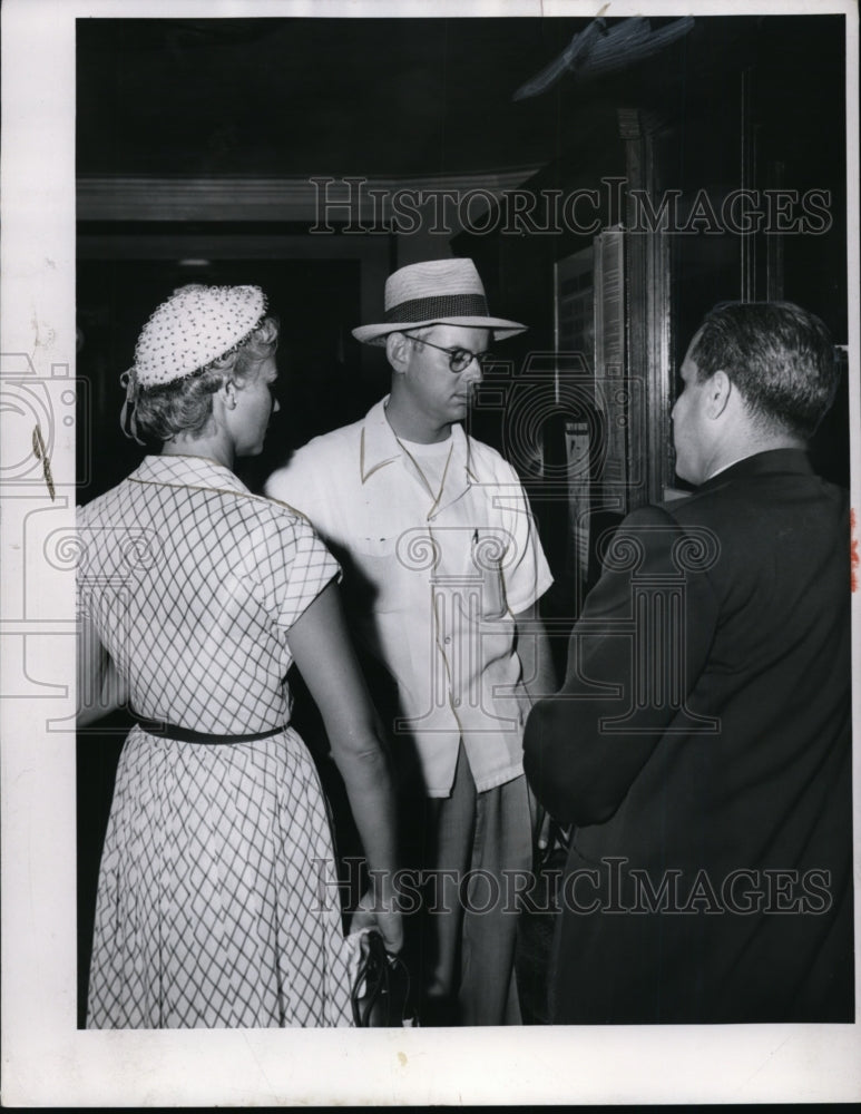 1954 Press Photo Dr. Steve Sheppard and wife enter county jail to see Dr. Sam- Historic Images