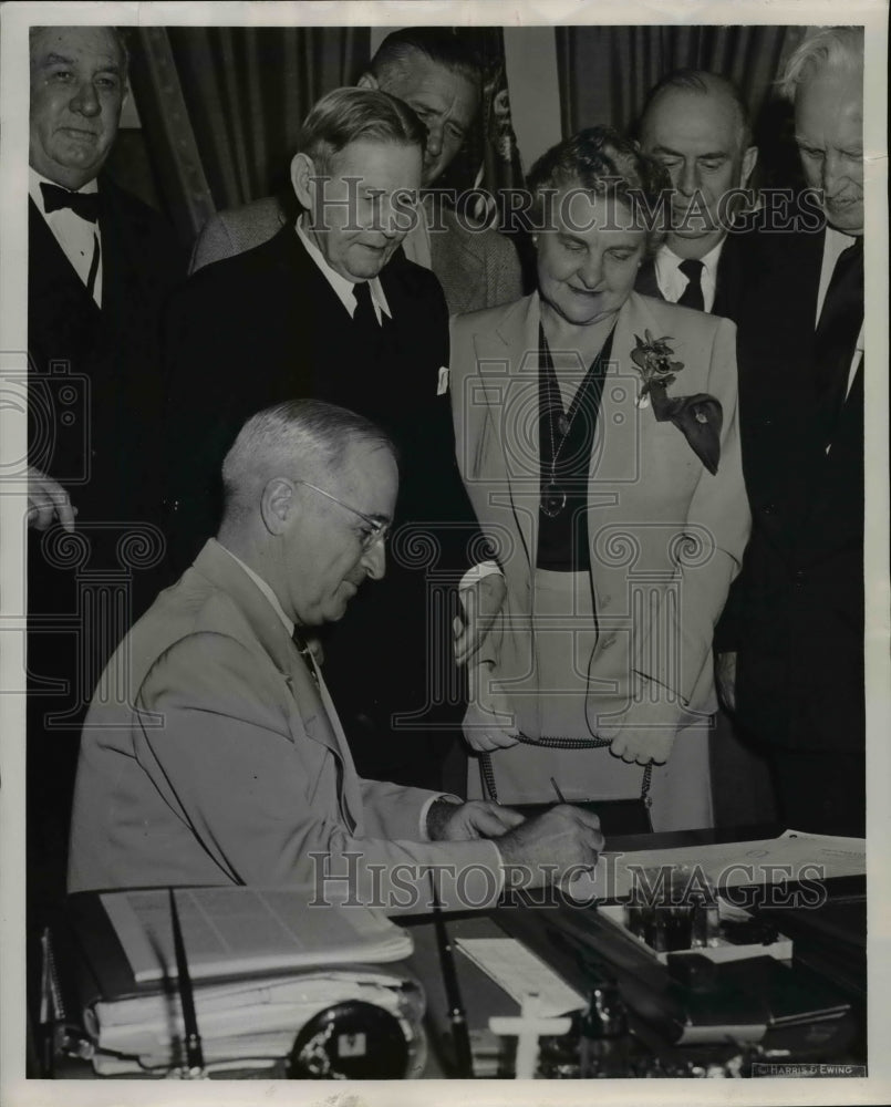 1950 Press Photo Truman Signs ECA Bill with Sen. Connally, John Kee, Mrs. Bolton- Historic Images