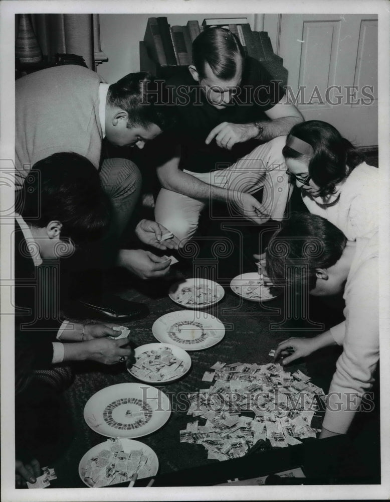 1968 Press Photo Richard Zimmerman &amp; friends plays filling station game cards- Historic Images