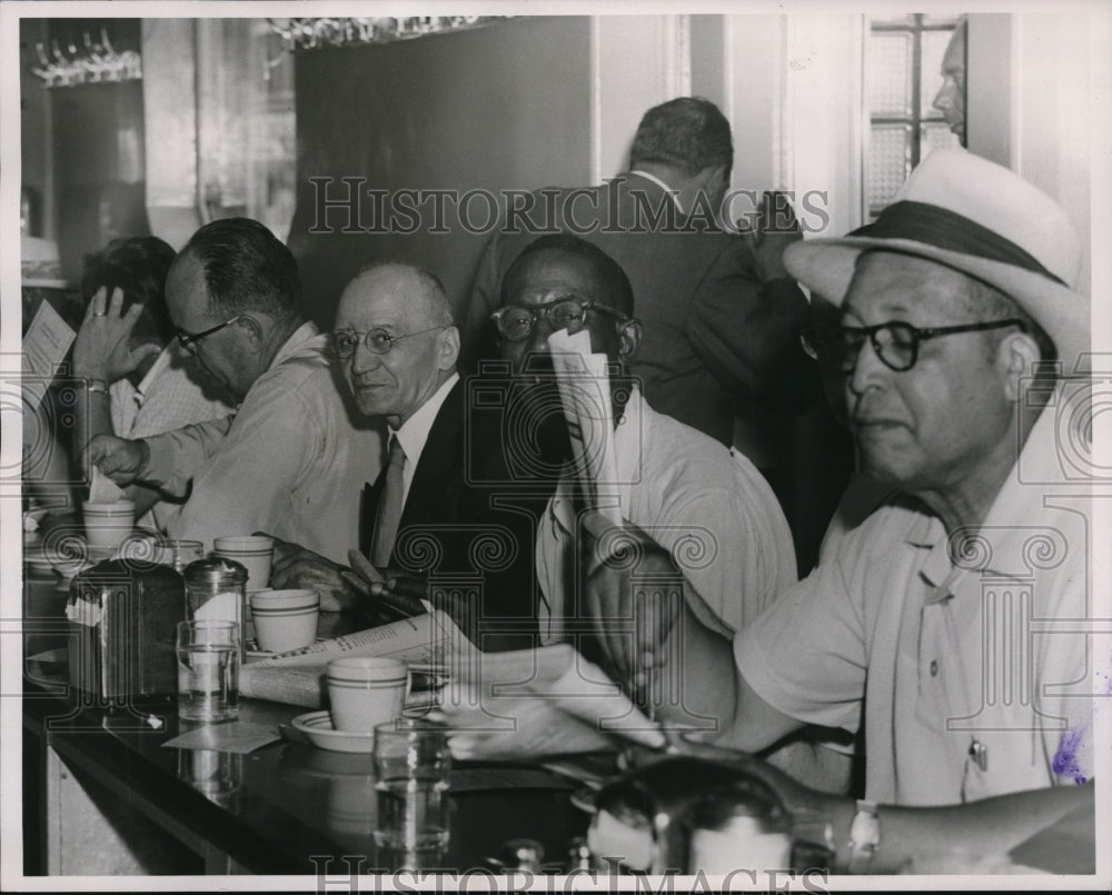 1955 Press Photo Union agent Fontana leaves Dorsel's after lunch hour in Ohio.