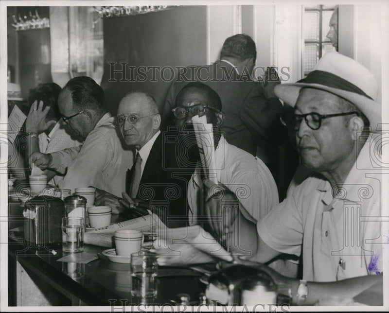 Load image into Gallery viewer, 1955 Press Photo Union agent Fontana leaves Dorsel's after lunch hour in Ohio.
