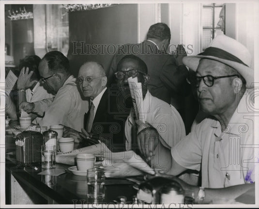 1955 Press Photo Union agent Fontana leaves Dorsel's after lunch hour in Ohio.