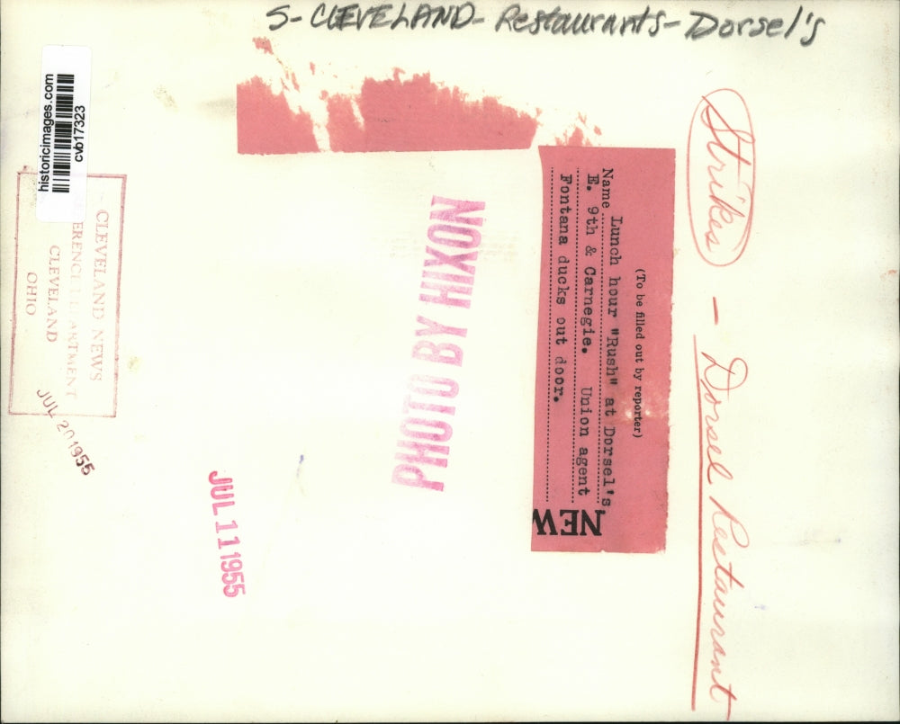 1955 Press Photo Union agent Fontana leaves Dorsel's after lunch hour in Ohio.