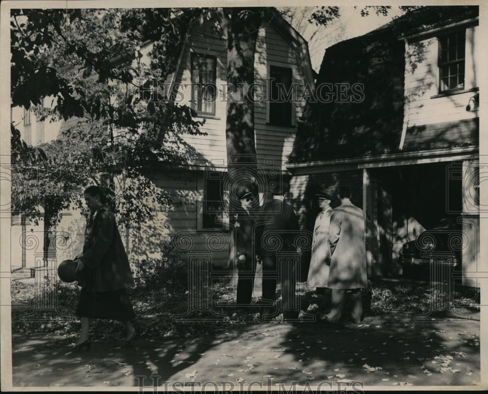1954 Press Photo Investigators at the Sheppard murder home - cvb17367- Historic Images
