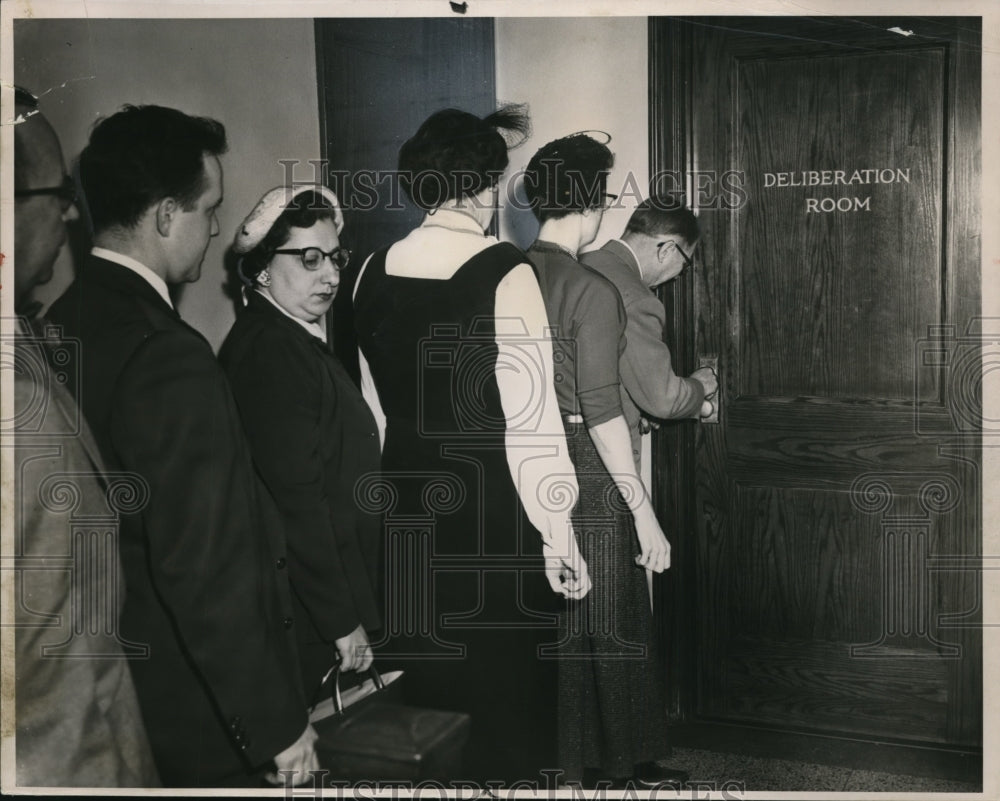1954 Press Photo Shepard Jury going into Deliberation room - cvb17377- Historic Images