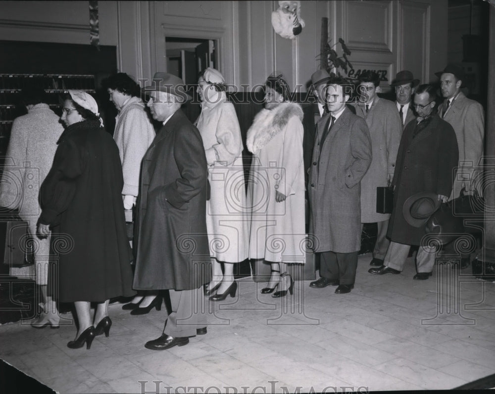 1954 Press Photo Juror of the Sheppard Murder Trial checks in at Hotel Carter- Historic Images