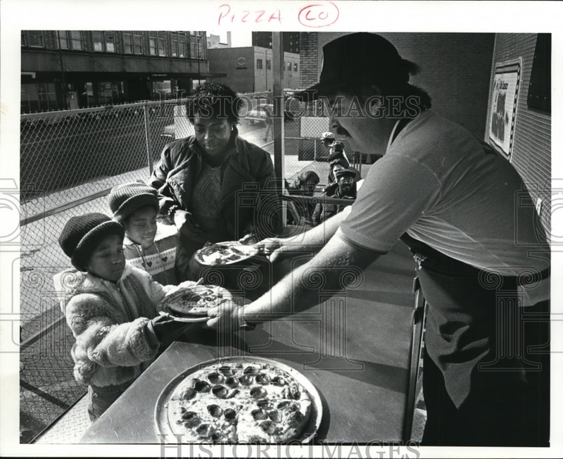 Load image into Gallery viewer, 1986 Press Photo Hunger and Hunger Centers - cvb17667
