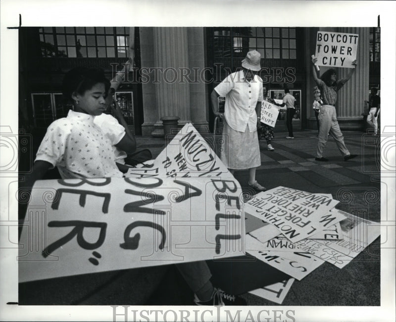 Load image into Gallery viewer, 1990 Press Photo Tower City Picket - cvb17744
