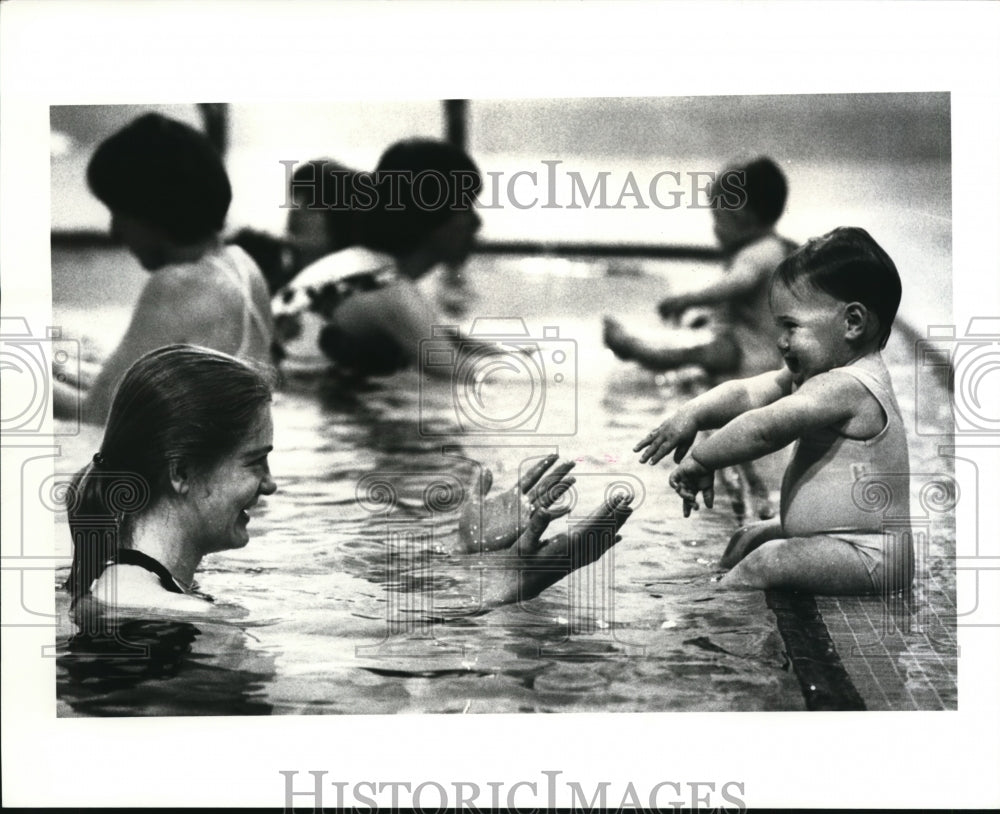 1983 Press Photo Kristen McMahon and daughter Laura-YMCA swimming class- Historic Images