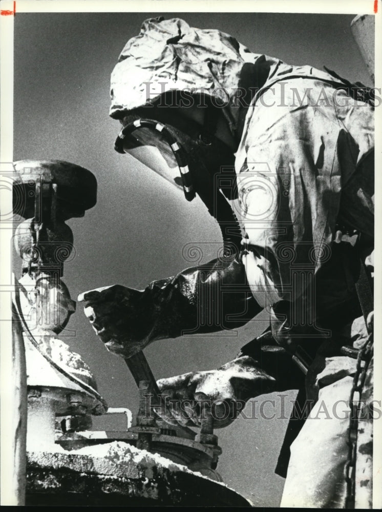 Load image into Gallery viewer, 1982 Press Photo Les Lawson-Southern Pacific Railroad-chlorosulfuric acid leak
