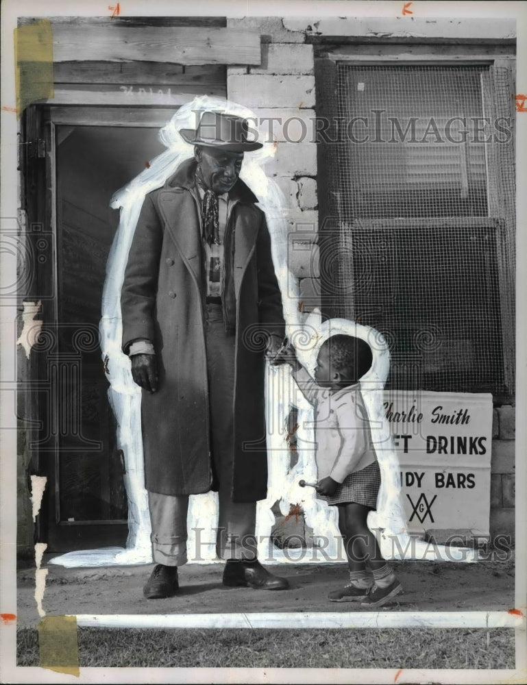 1977 Press Photo 122yr old Charlie Smith sharing lollipop w/ young customer- Historic Images