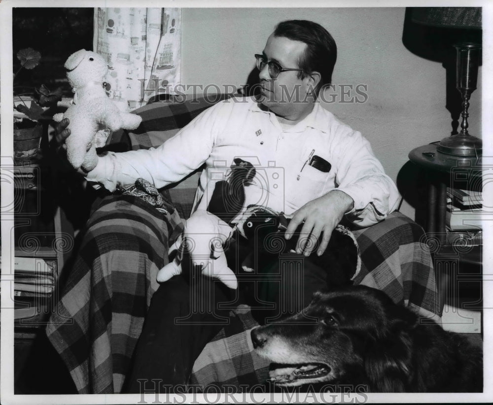 1970 Press Photo Neal Bates with the Painesville Red Cross- Historic Images