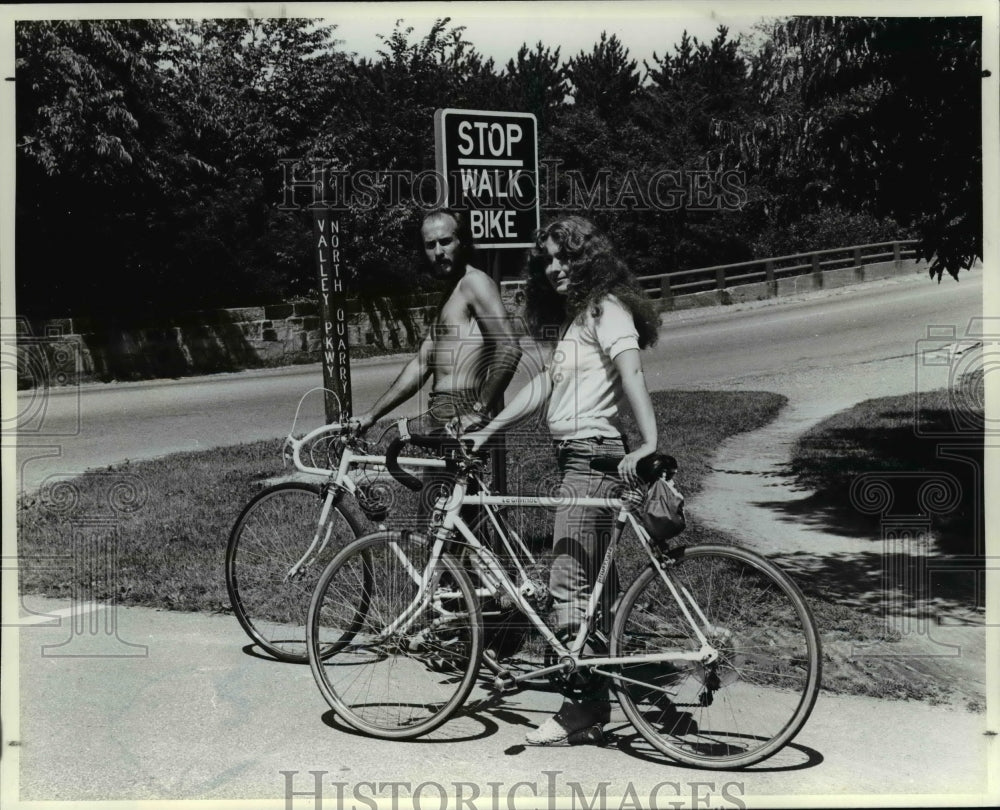 1982 Press Photo The safest way to cross street with Randy Weese &amp; Pamela Miller- Historic Images