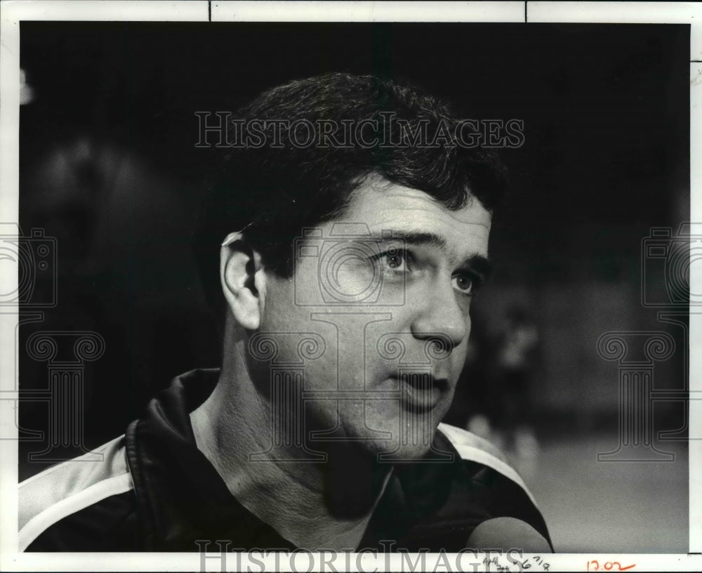 1987 Press Photo Viking coach Kevin Mackey - cvb24559- Historic Images