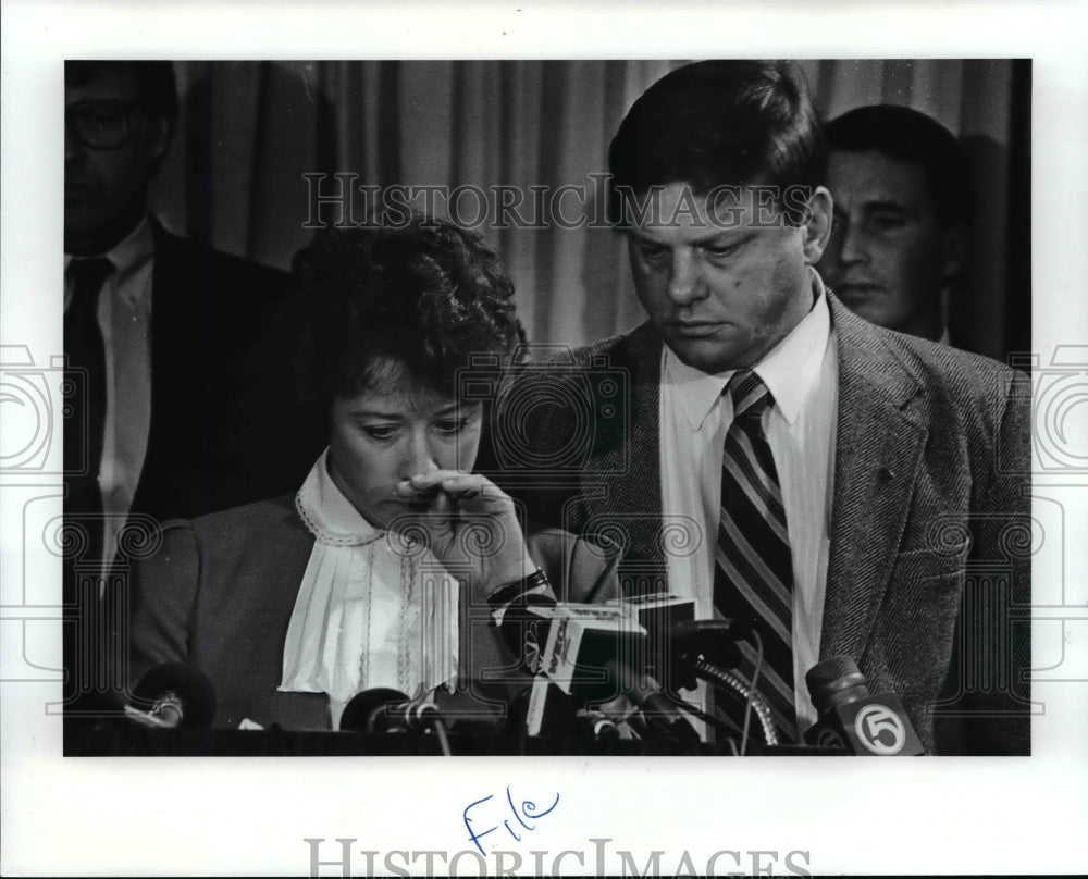 1989 Press Photo Mr. and Mrs. Mihaljevic-news conference - cvb24560