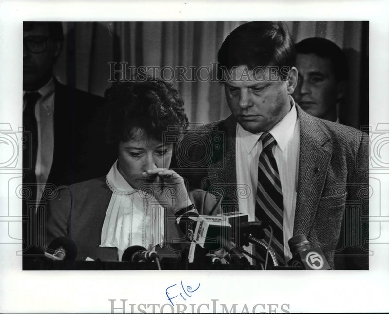 Load image into Gallery viewer, 1989 Press Photo Mr. and Mrs. Mihaljevic-news conference - cvb24560

