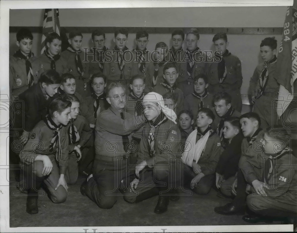 1942 Press Photo Scoutmaster Harry Frost gives troop instructions. - cvb24846- Historic Images