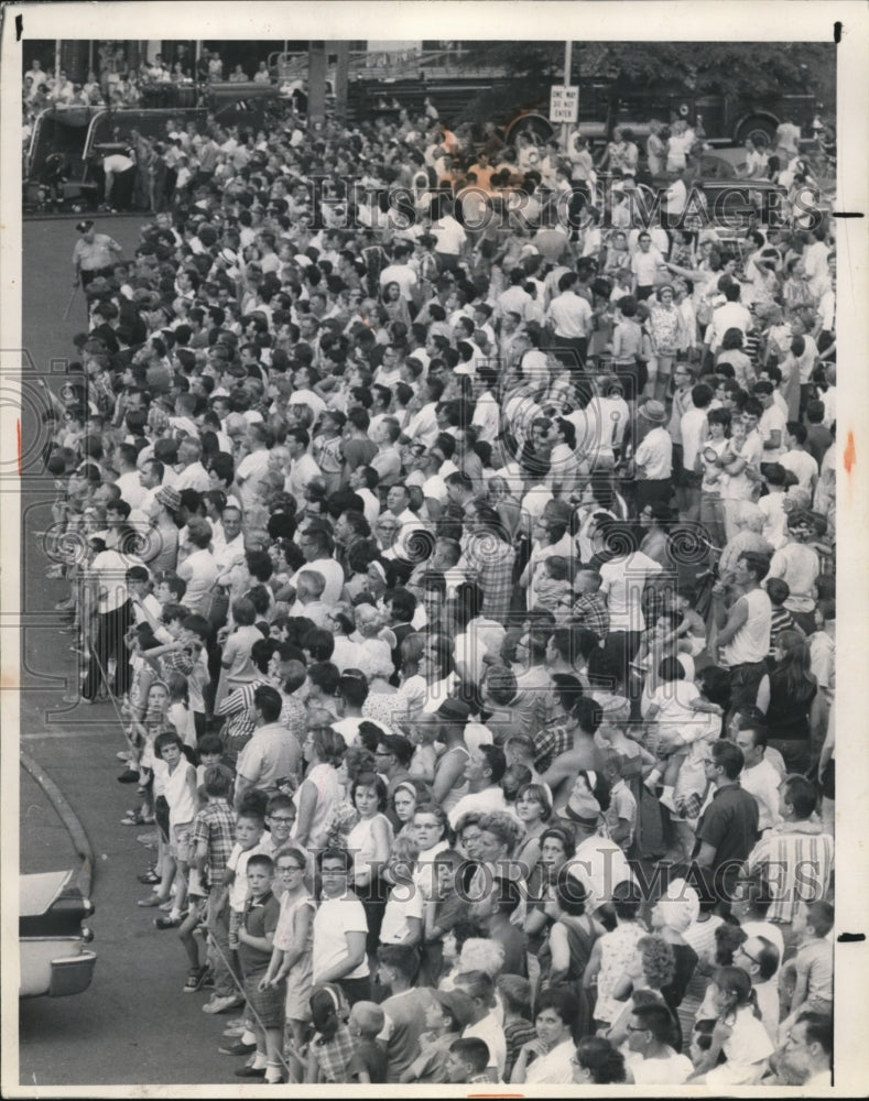 1966 Press Photo Huge crowd waiting for parade - Historic Images