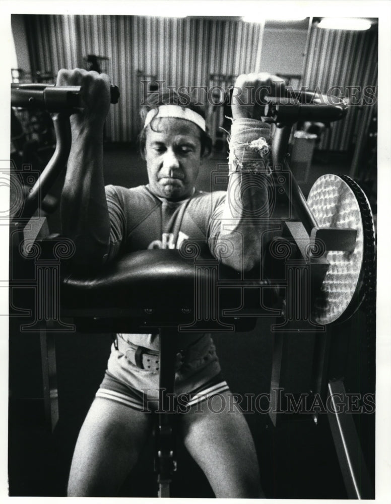 Load image into Gallery viewer, 1986 Press Photo Don Flood working out on the Nautilas at the Downtown YMCA
