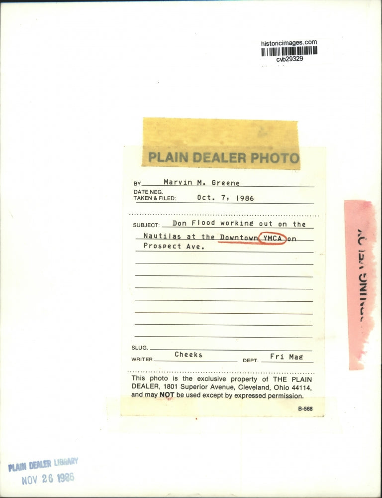 1986 Press Photo Don Flood working out on the Nautilas at the Downtown YMCA