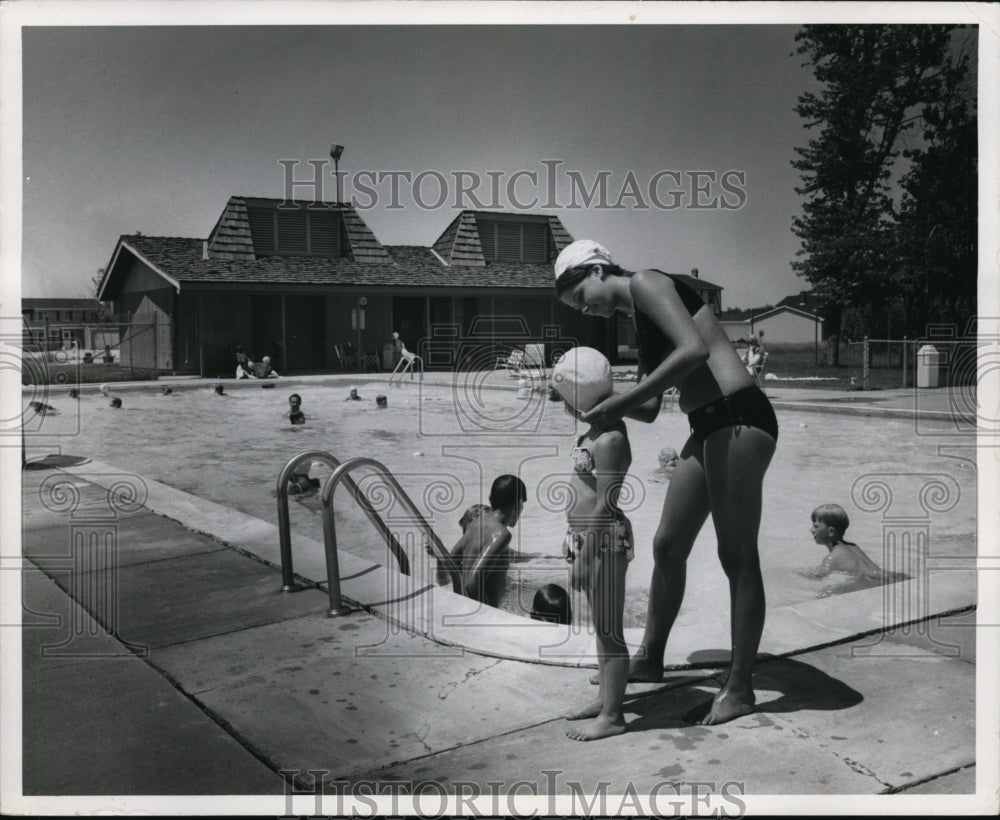 1971 Press Photo Swimming Pool - cvb29797- Historic Images