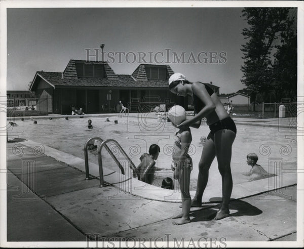 1971 Press Photo Swimming Pool - cvb29797 - Historic Images