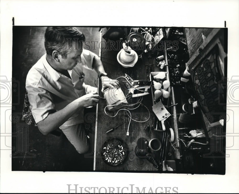 1983 Press Photo Salvation Army-small appliance repair at Adult Rehab Center- Historic Images