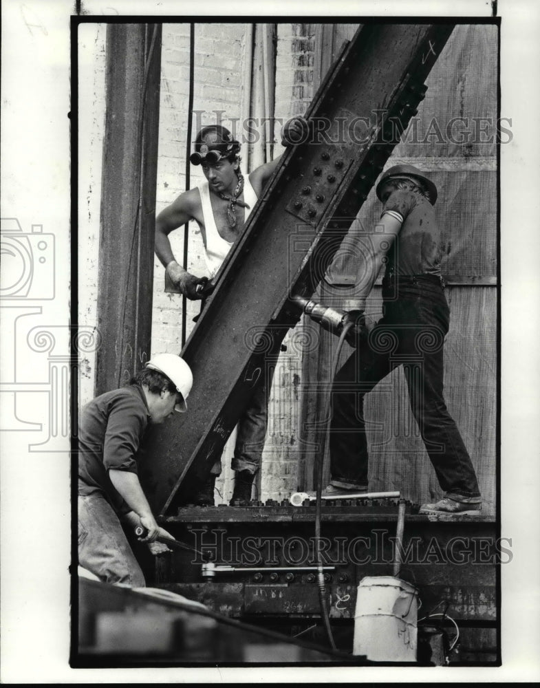 1983 Press Photo Construction Workers - cvb30967