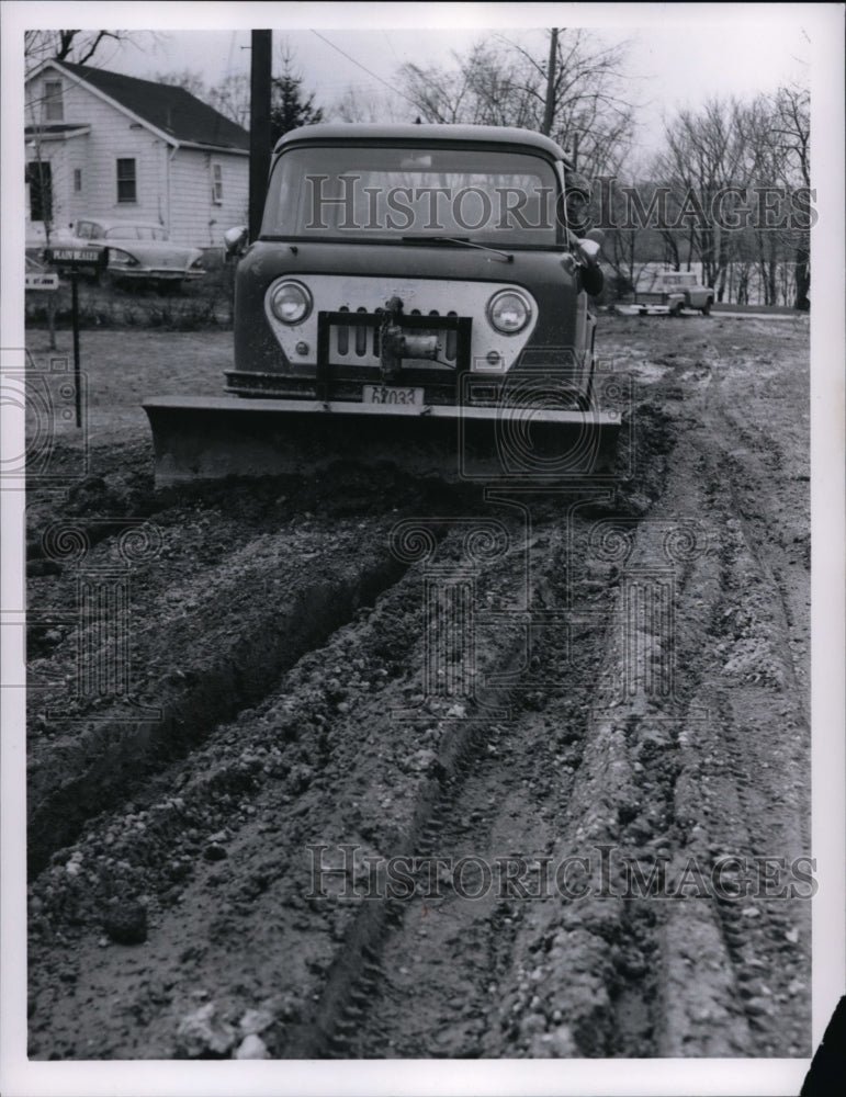 1960 Press Photo Muddy scene in Cleveland - cvb31958- Historic Images