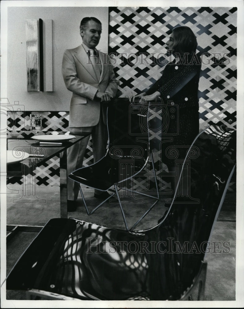 Load image into Gallery viewer, 1971 Press Photo Nan Barnhouse, PD's home furnishing editor - cvb32367

