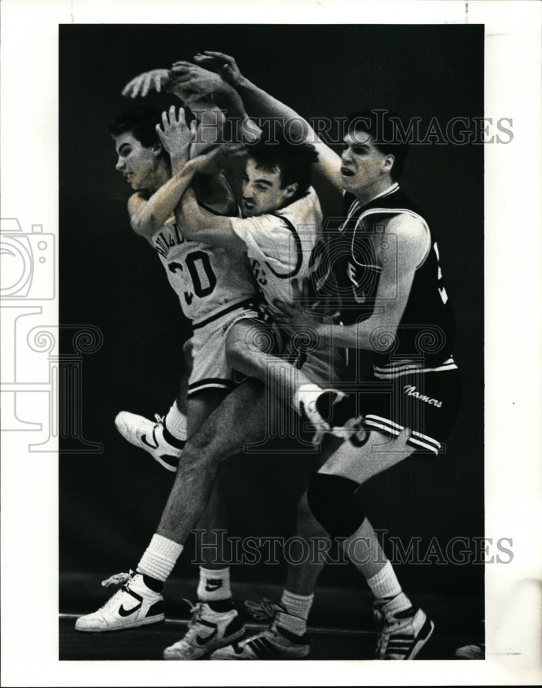 1988 Press Photo Mike Masterson and Gerry Sagerman battle with Mike Simon- Historic Images