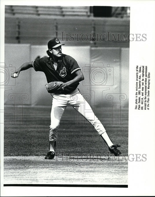 1988 Press Photo Paul Rodriguez, New Indians Pitcher fielding at Shortstop- Historic Images