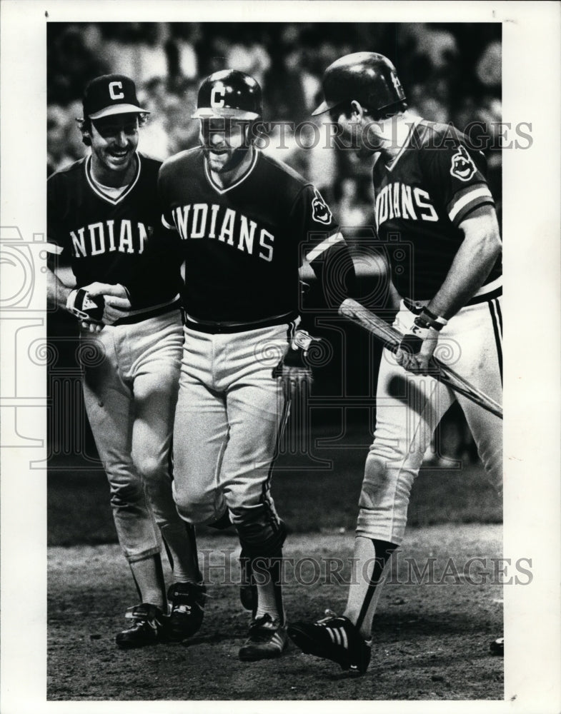 1982 Press Photo Toby Harrah crosses the plate after hitting a homerun- Historic Images