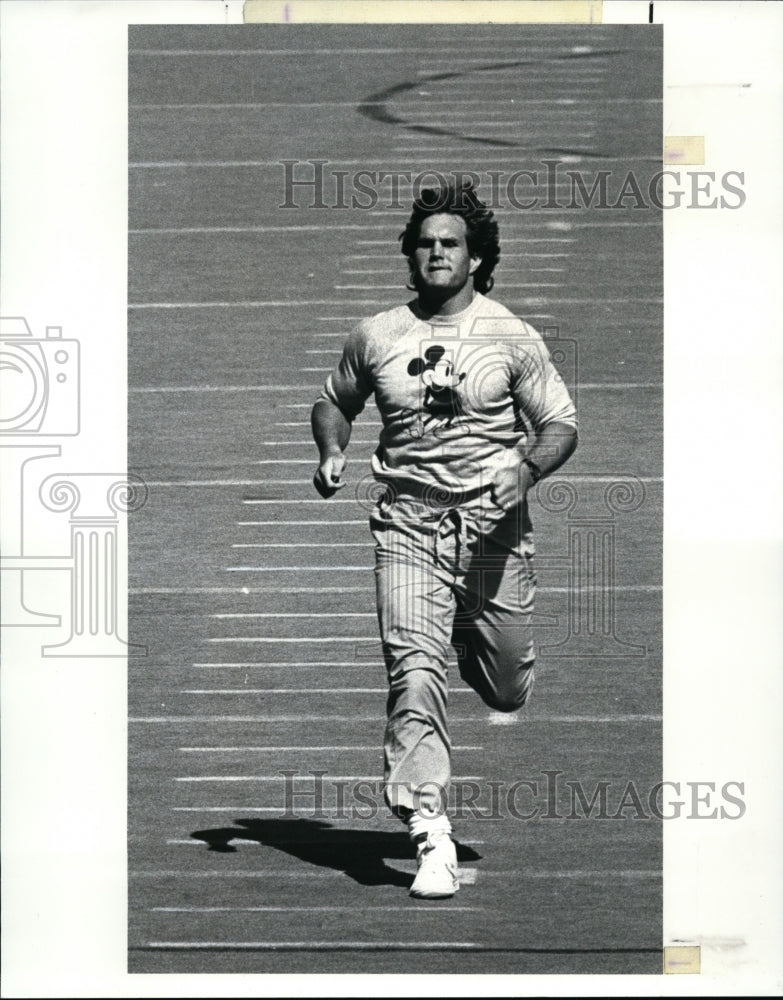 1987 Press Photo LB Clay Matthews ran sprints in an empty Finney Stadium at BW- Historic Images