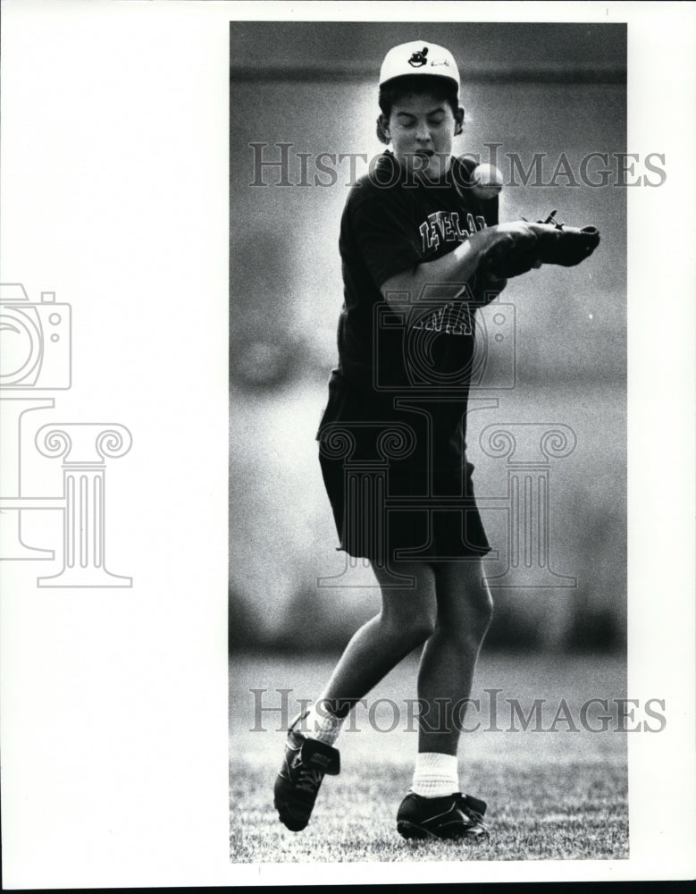 1989 Press Photo Casey Proy Had an Unwelcome Adventure in the Outfield- Historic Images