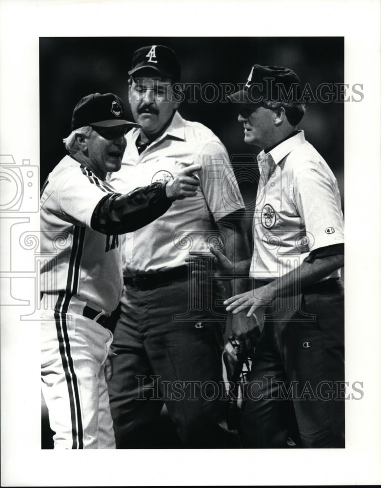 1990 Press Photo Cleveland Indians Manager, McNamara Argues After a Call- Historic Images