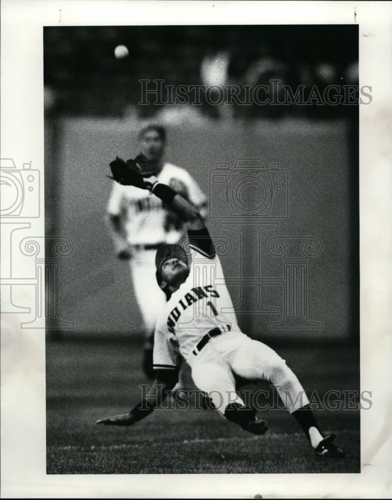 1987 Press Photo Tommy Hinzo can&#39;t reach a pop foul by Garth Iorg in the 2nd- Historic Images