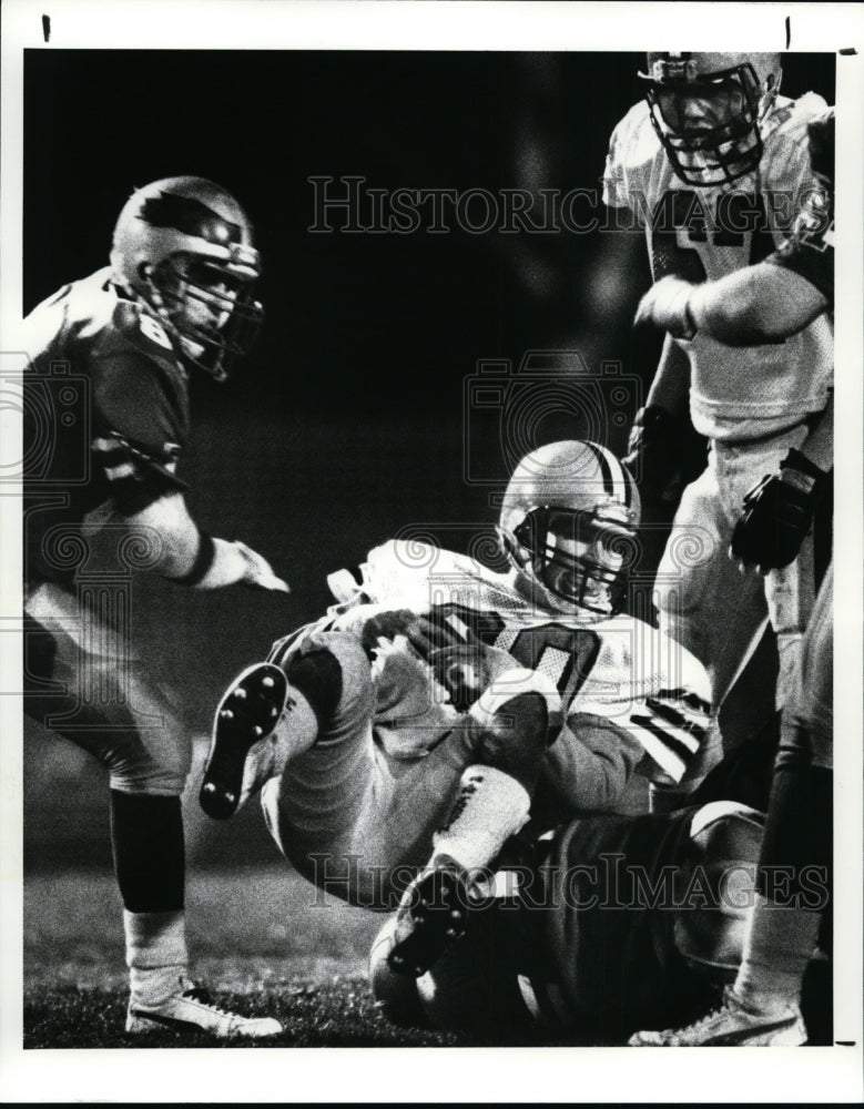 1987 Press Photo Chagrin Falls Quarterback Kaye, Hawken tackle Teague Bates- Historic Images
