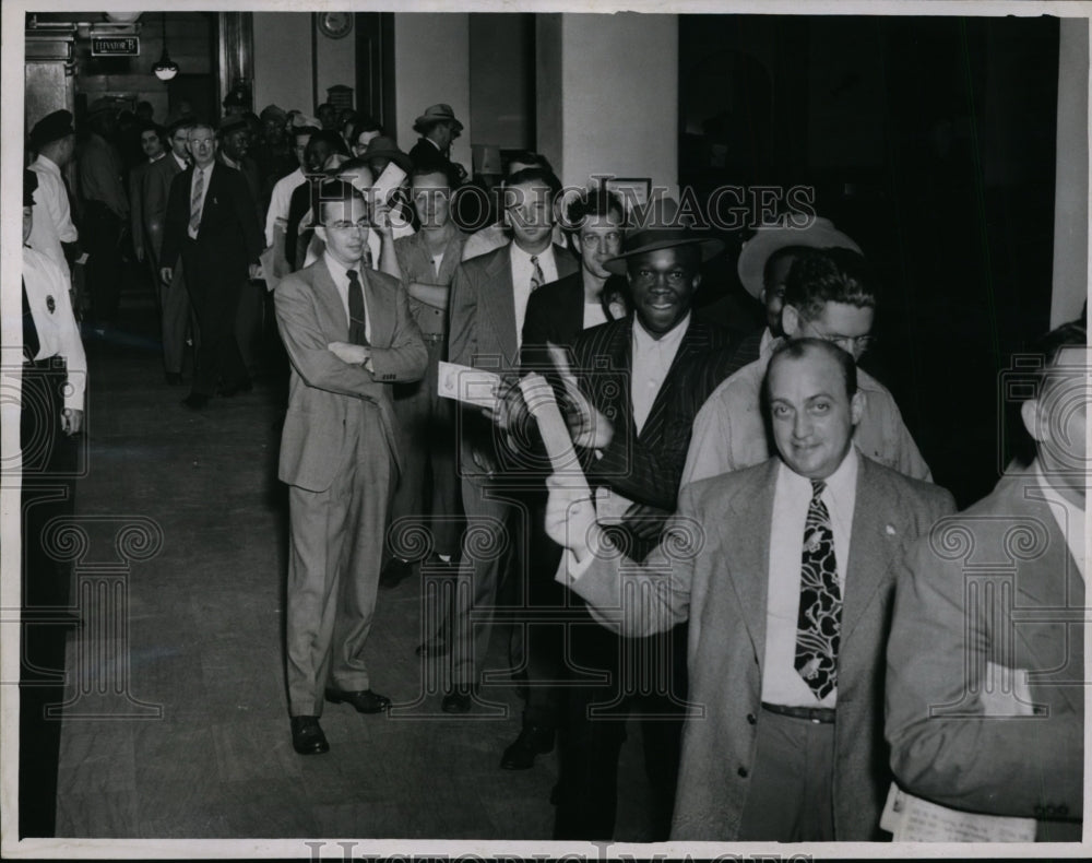 1947 Press Photo Line up of veterans at Cleveland Trust Bank, E. 9th and Euclid- Historic Images